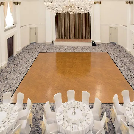 The Grand By Sunday بريستول