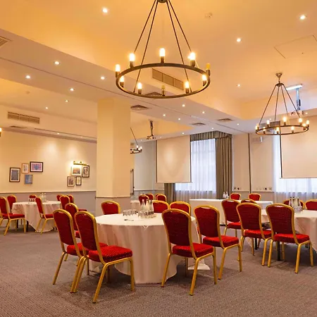 The Grand By Sunday בריסטול