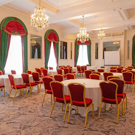 The Grand By Sunday בריסטול