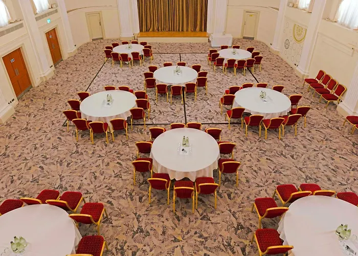 The Grand By Sunday 布里斯托